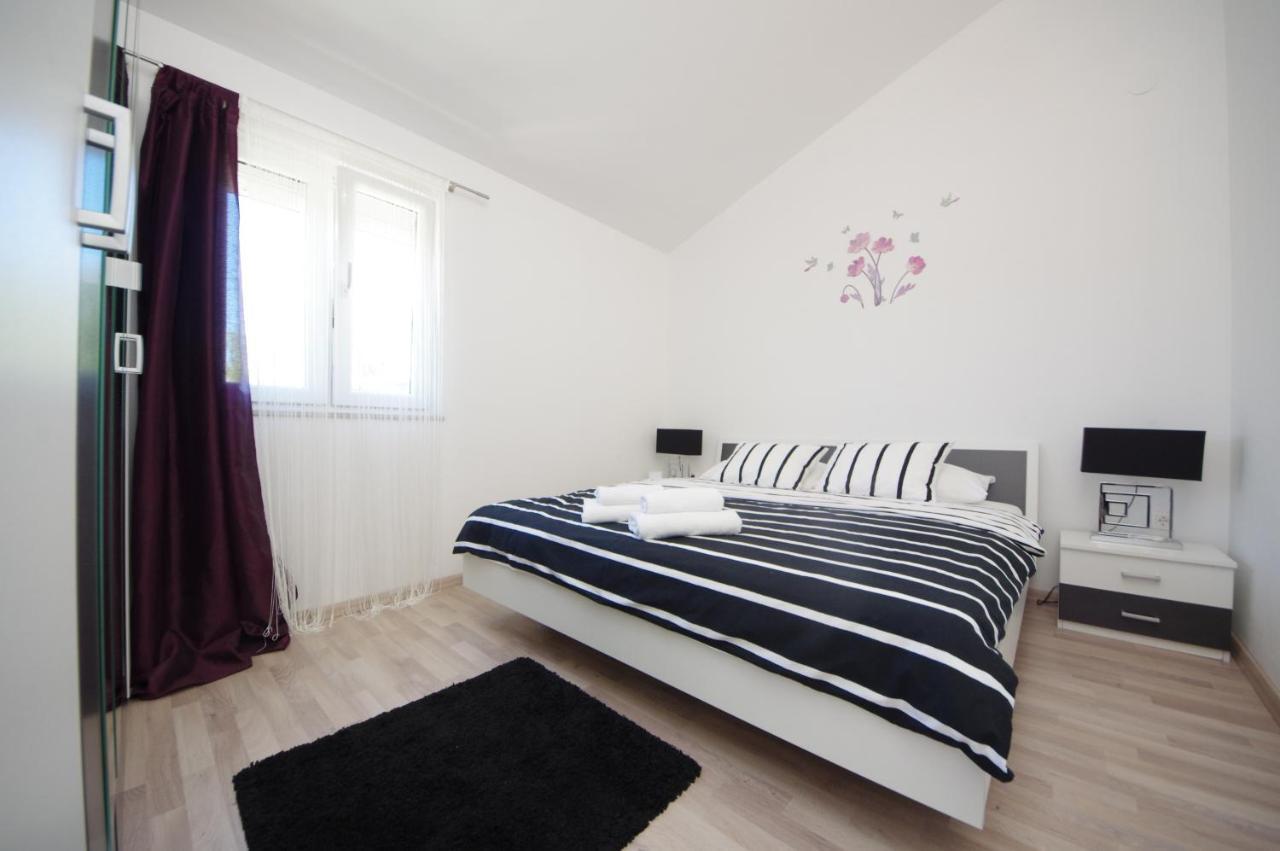 Apartmani Emili Sukošan Kültér fotó