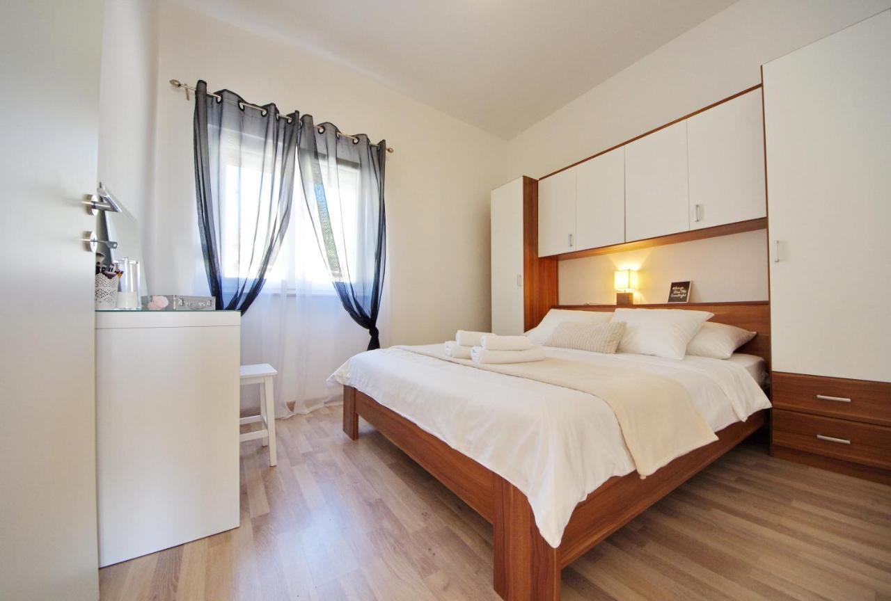 Apartmani Emili Sukošan Kültér fotó