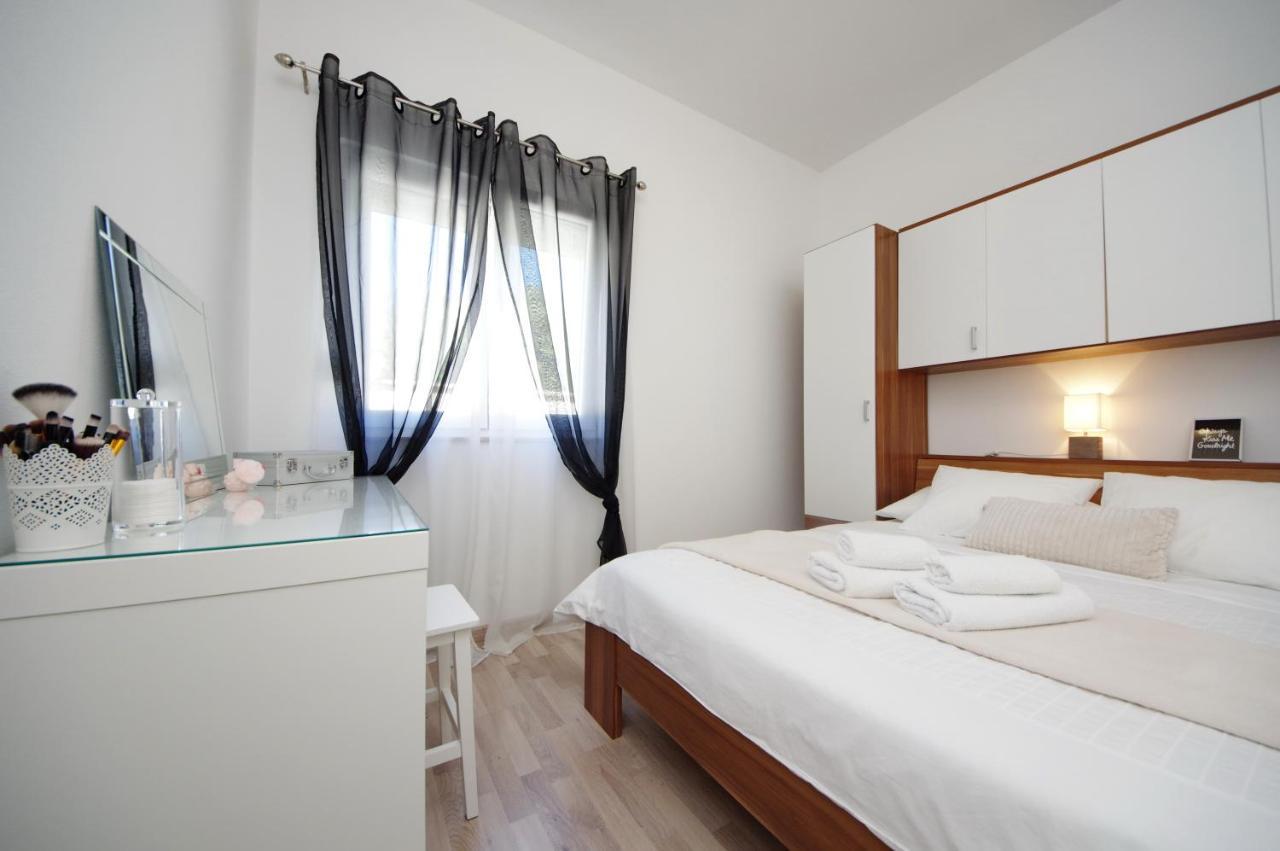 Apartmani Emili Sukošan Kültér fotó