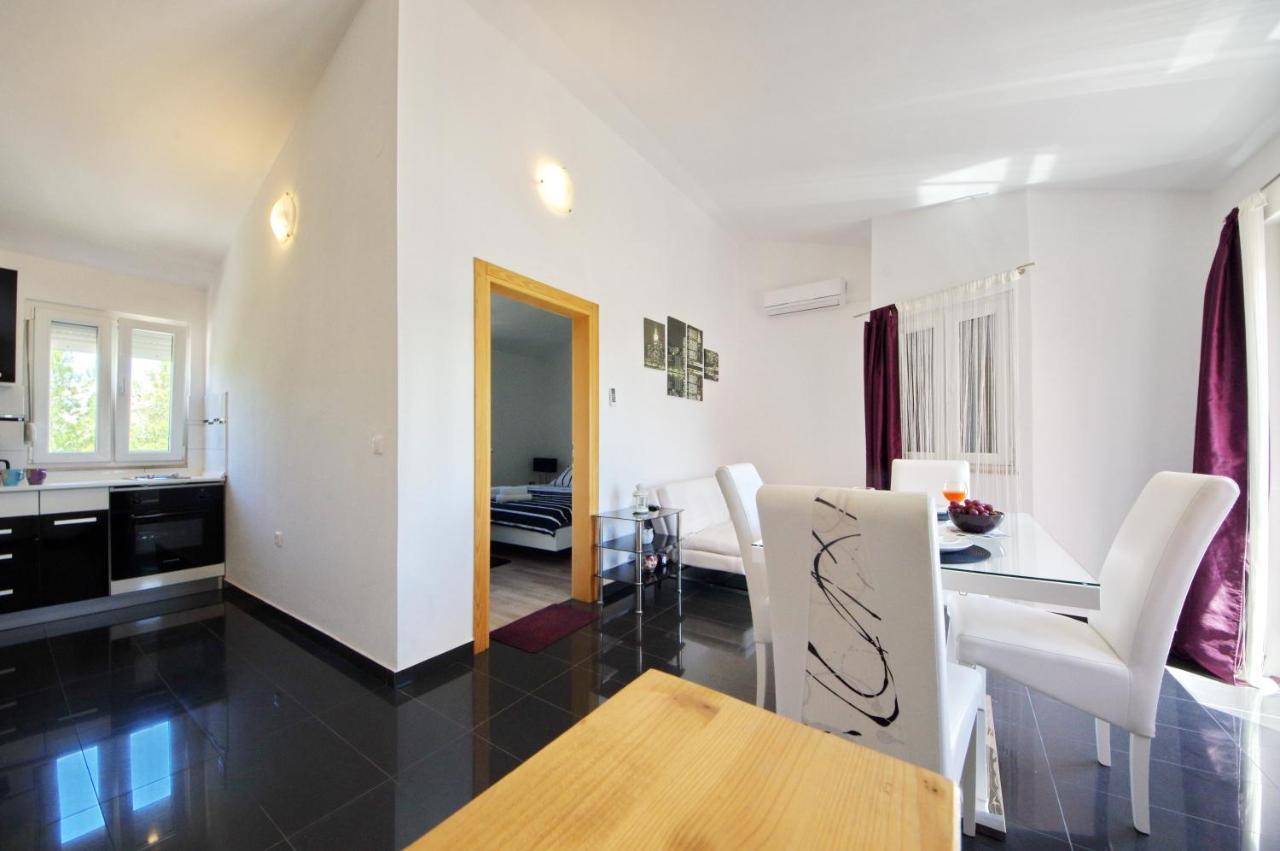 Apartmani Emili Sukošan Kültér fotó